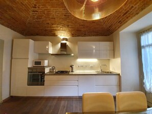 Refrigerador con freezer, microondas, horno, placa de cocina