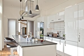 Kjøleskap, mikrobølgeovn, ovn og kokeplater