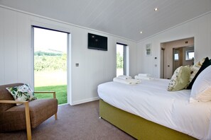 2 soverom, skrivebord, strykejern/-brett og internettilgang