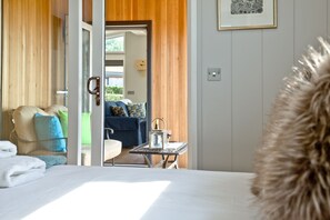 2 slaapkamers, een strijkplank/strijkijzer, internet, beddengoed