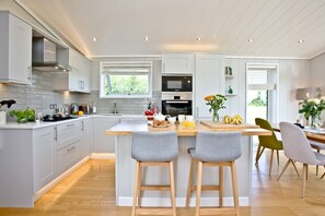 Kjøleskap, mikrobølgeovn, ovn og kokeplater