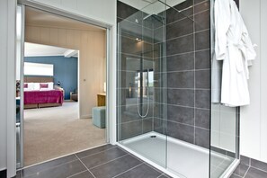 Baignoire, sèche-cheveux, peignoirs, serviettes fournies