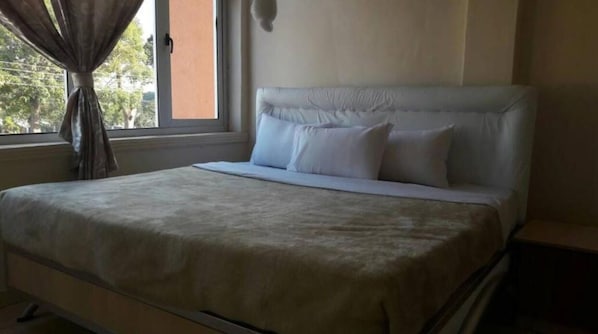 Habitación ejecutiva | Minibar, escritorio, cortinas blackout y tabla de planchar con plancha