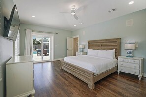 6 bedrooms, free WiFi, bed sheets - Bourbon Breeze - Beachy Home Near the Gulf with Spacious Outdoor Pool Area (Miramar Beach)