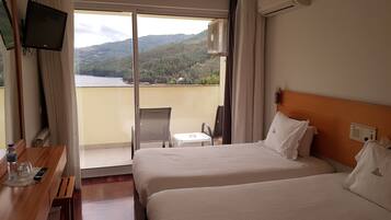 Habitación con 2 camas individuales, balcón | 1 habitación, decoración personalizada y muebles diferentes