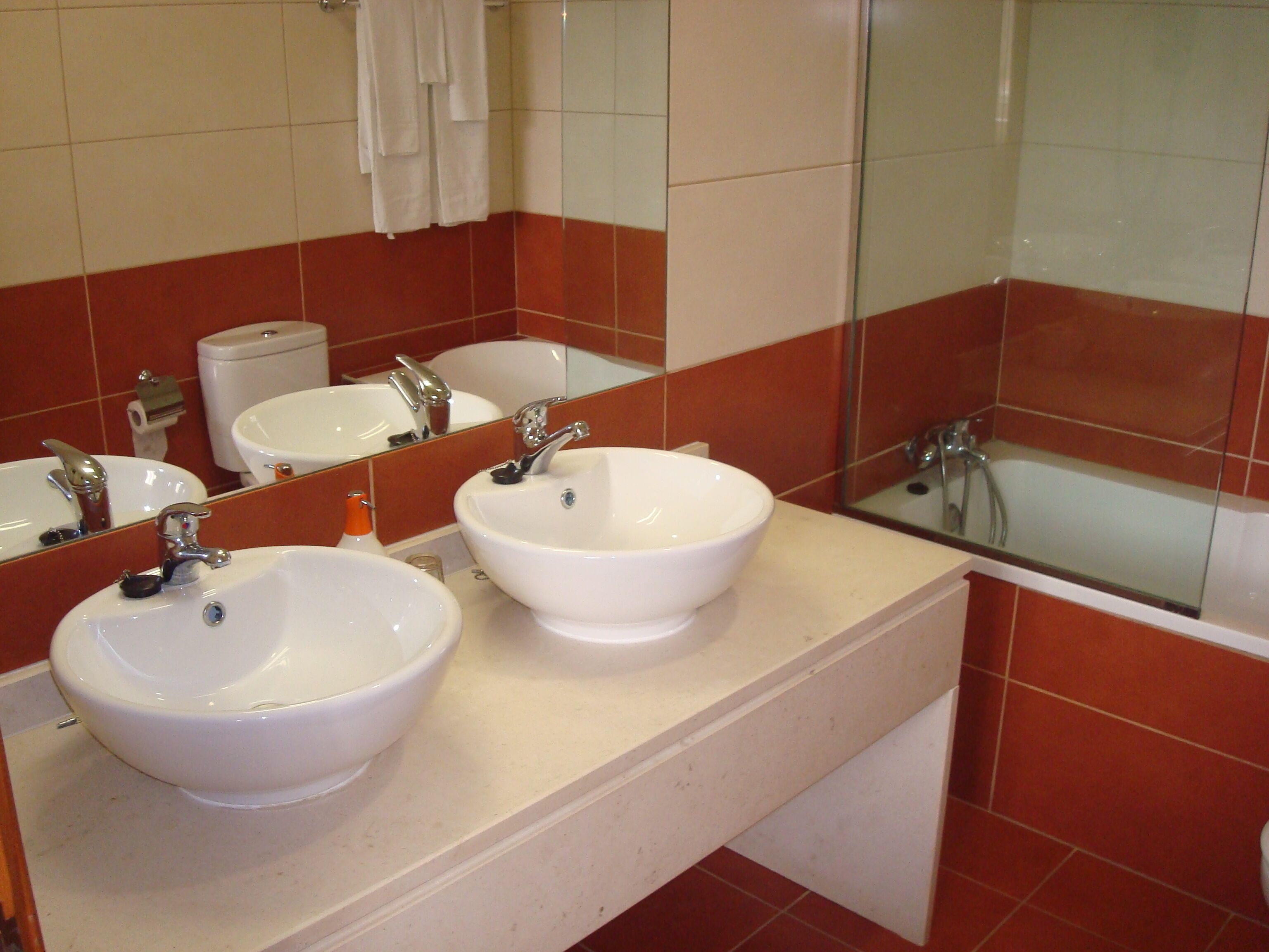 studio | bathroom | combined shower/bathtub, bidet, towels