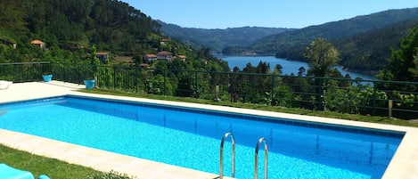 Piscina stagionale all'aperto, lettini