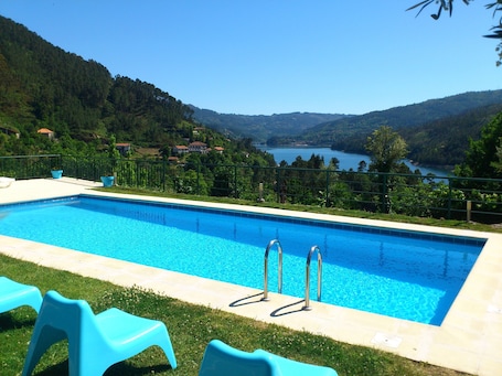 Seasonal outdoor pool, pool loungers. Hotel Lagoa Azul do Gerês