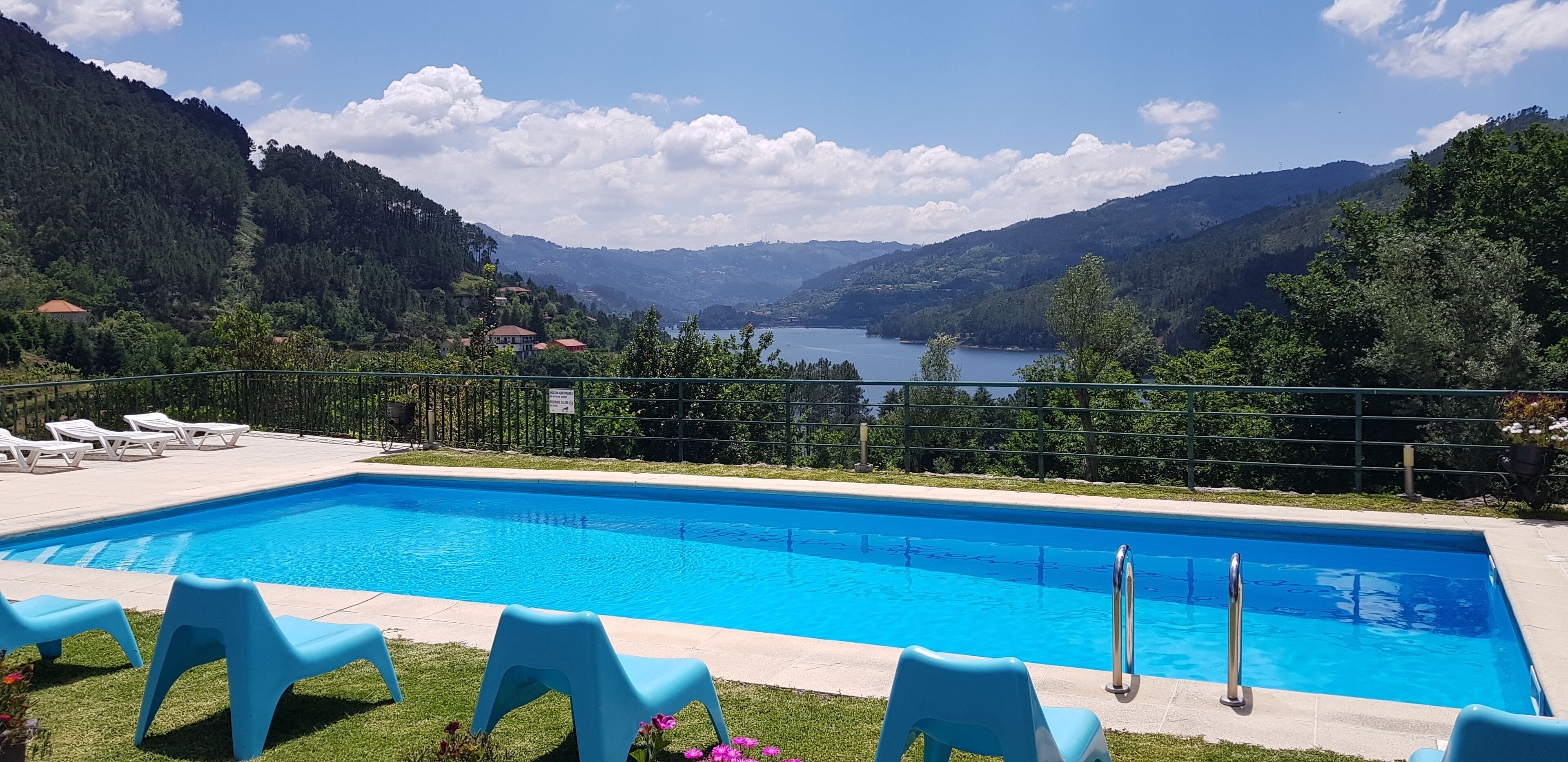 seasonal outdoor pool, pool loungers