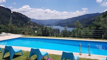 Sæsonbestemt udendørs pool, liggestole