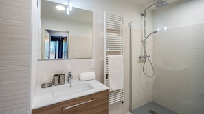 Bathtub, hair dryer, towels, toilet paper - Luxury flat for 8 people - modern, central, ski in ski out (Châtel)