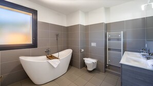 A modern bathroom with a freestanding bathtub, a toilet, and a sink. - Luxury flat for 8 people - modern, central, ski in ski out (Châtel)
