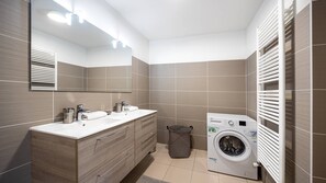 Douche, séchoir à cheveux, serviettes fournies, papier de toilette