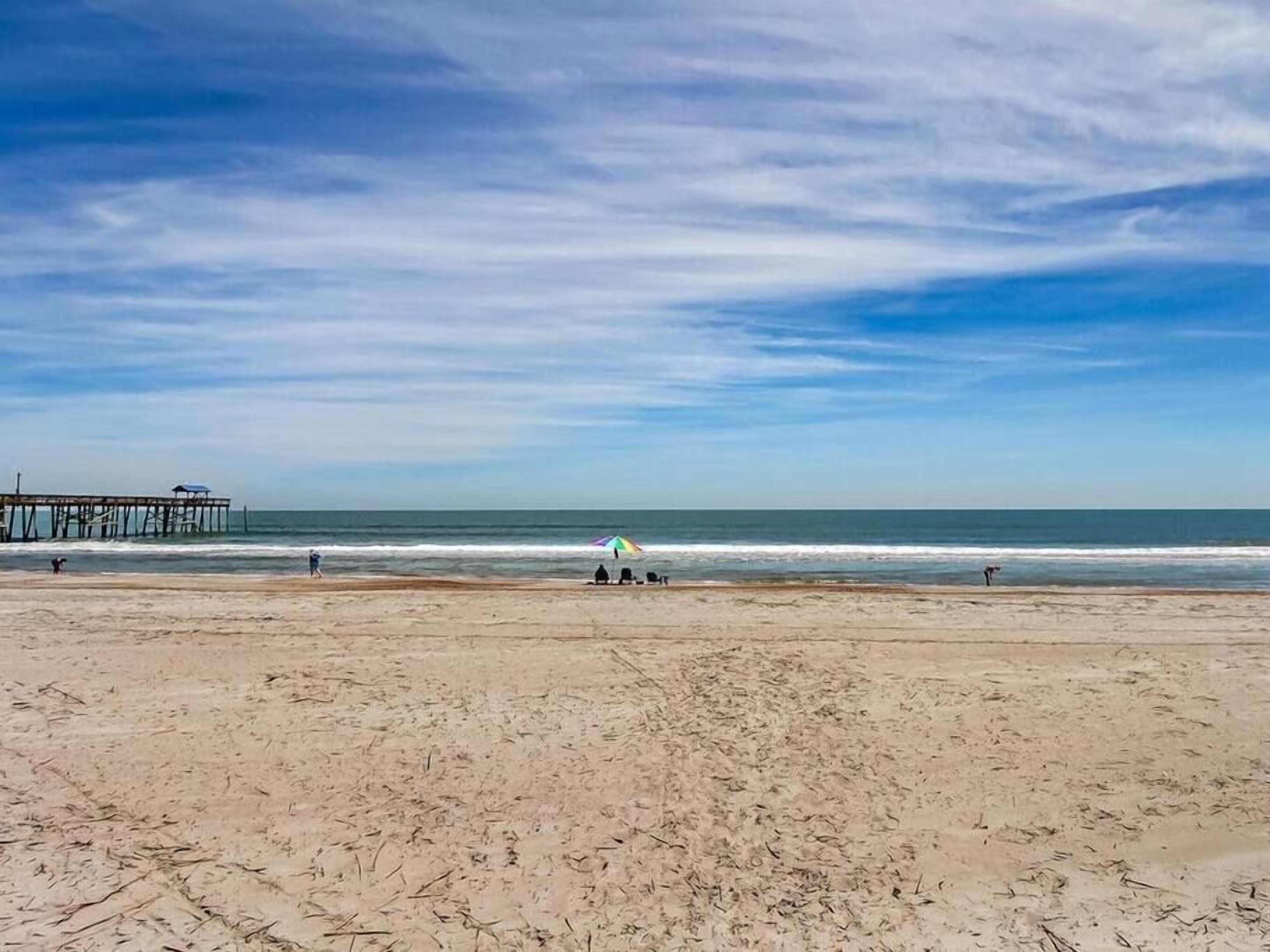 Una playa cerca, sillas reclinables de playa, toallas de playa