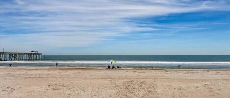 Una playa cerca, sillas reclinables de playa, toallas de playa