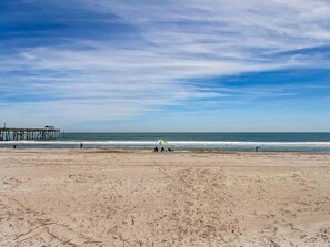 Una playa cerca, sillas reclinables de playa, toallas de playa