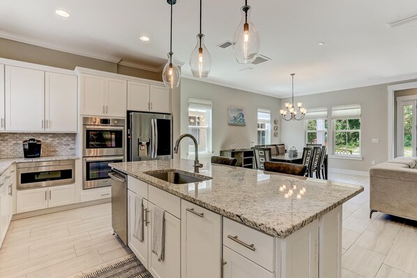 Refrigerador, microondas, horno, placa de cocina