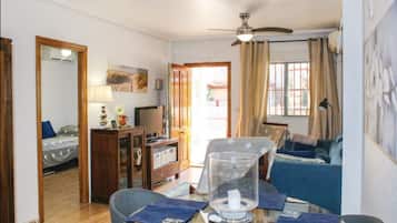 Een smart-tv, een tafeltennistafel, boeken en een kantoor