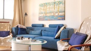 Smart-TV, bordtennis, bøker og kontorer