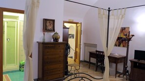 Premium bedding, free WiFi, bed sheets - B&B Centro Antico (Naples)