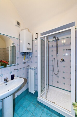 Bathroom shower - B&B Centro Antico (Naples)
