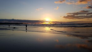 Chaises longues, serviettes de plage