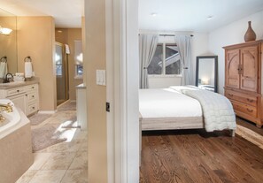 4 bedrooms, desk, iron/ironing board, WiFi - Roomy, Well Appointed Home on Free Shuttle Route in Nice Neighborhood w/Hot Tub (Vail)