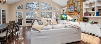 Roomy, Well Appointed Home on Free Shuttle Route in Nice Neighborhood w/Hot Tub