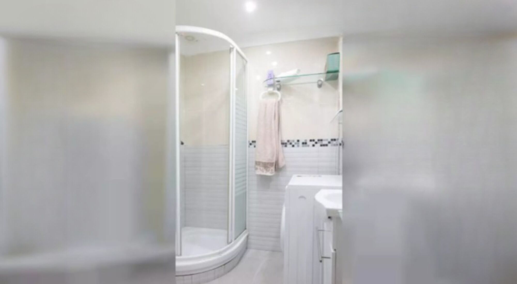 Ensemble douche/baignoire, sèche-cheveux, serviettes fournies, savon