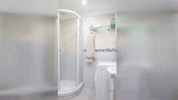 Ensemble douche/baignoire, sèche-cheveux, serviettes fournies, savon