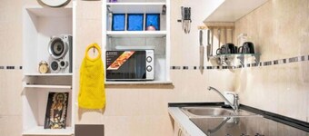 DETACHED HOUSE 6 BED. 2 BATHROOMS WELL CONNECTED TO AIRPORT AND MADRID CENTER