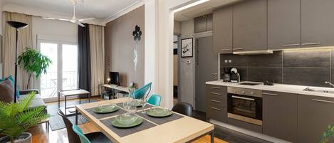 Coffee/tea maker, cookware/dishes/utensils