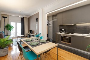 Cafetera o tetera y utensilios de cocina