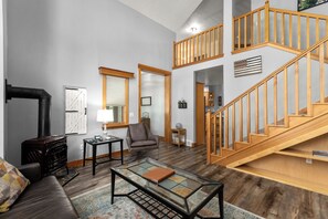 Televisión, chimenea y reproductor de DVD 