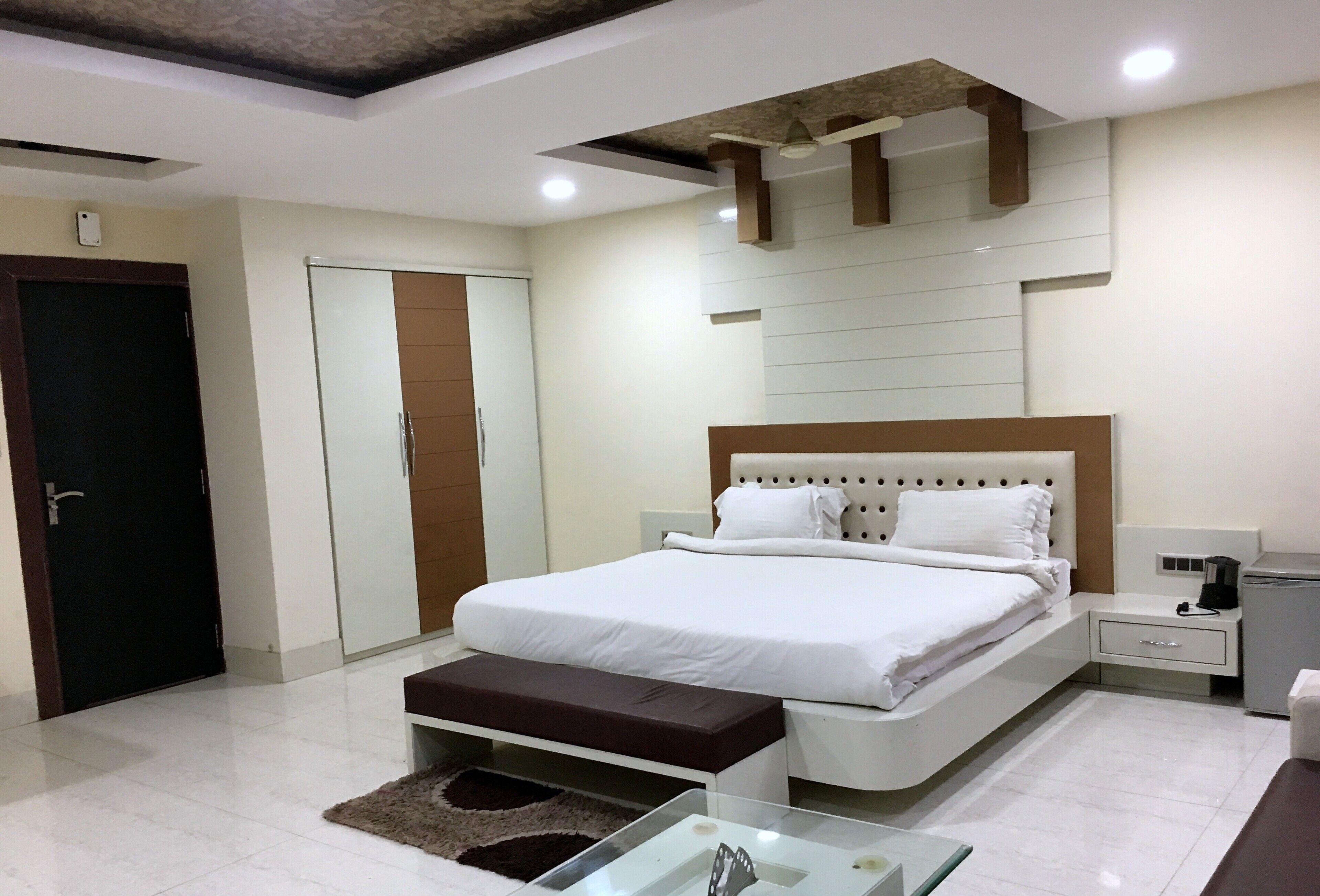 Suite Room | Individually decorated, individually furnished, desk, laptop workspace