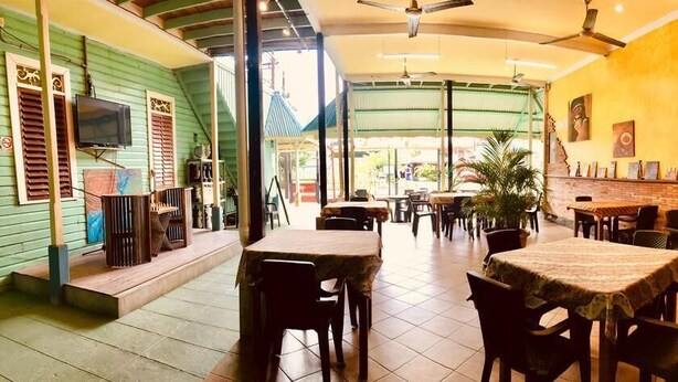 Daily cooked-to-order breakfast for a fee - Casa Max Hotel (Bocas del Toro)