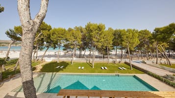 Piscine extérieure, parasols de plage, chaises longues