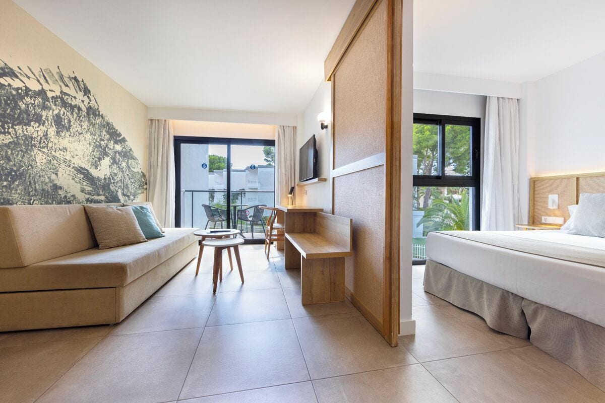 خزنة داخل الغرفة ومكتب ومساحة عمل للكمبيوتر المحمول وستائر تعتيم