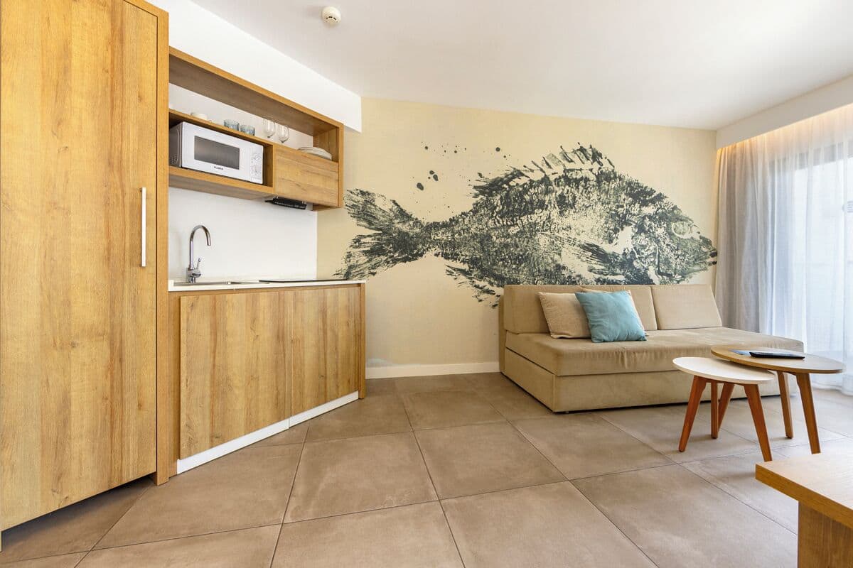 Una cassaforte in camera, una scrivania, postazione laptop