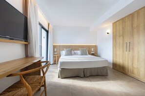 Deluxe Double Room | In-room safe, desk, laptop workspace, blackout drapes