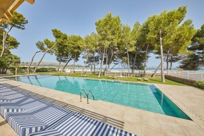 Outdoor pool, pool umbrellas, pool loungers - Sofia Alcudia Beach Hotel (Alcúdia)