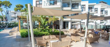 Un hotel moderno con terraza y piscina.