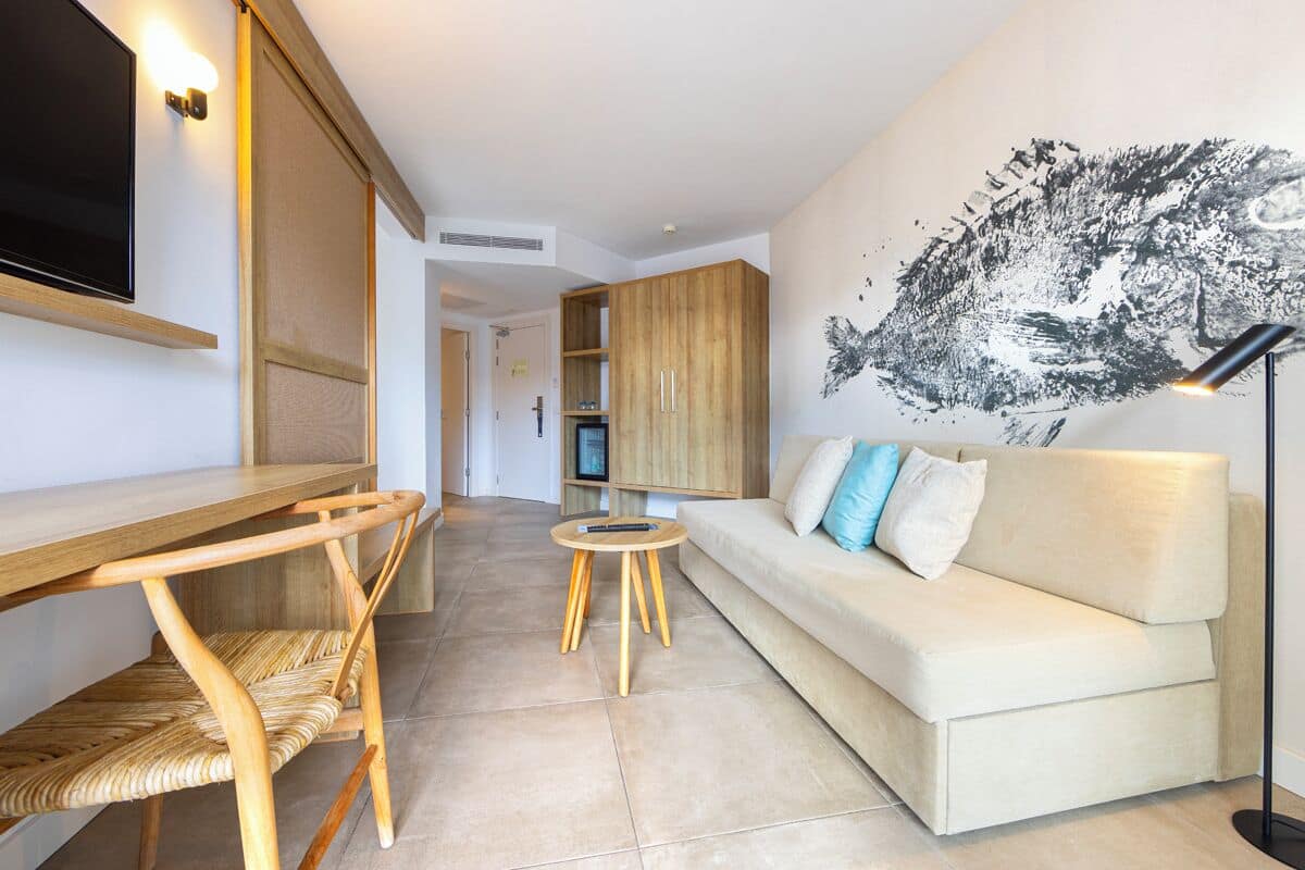 Una cassaforte in camera, una scrivania, postazione laptop