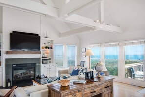 Fridge, microwave, oven, stovetop - Blue Bayou: Oceanfront, Awesome Views, Dogs Only (Duck)