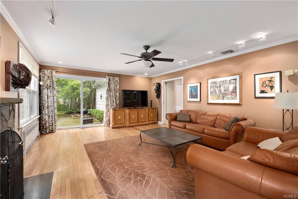 Luxury home filled with books and art, with great access. Sleeps up to thirteen.