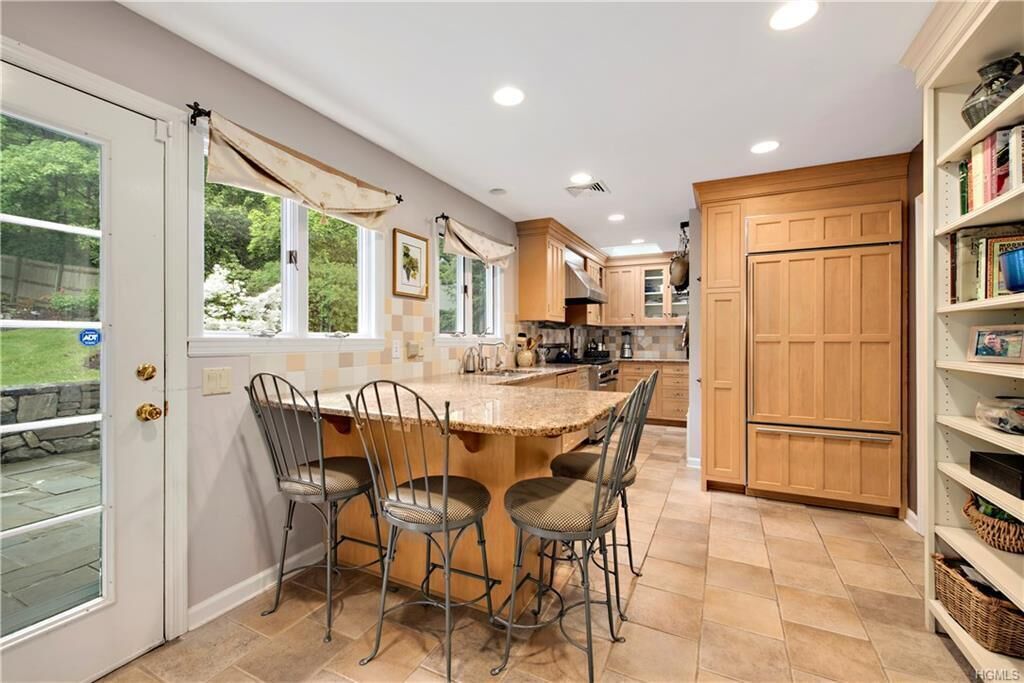 Luxury home filled with books and art, with great access. Sleeps up to thirteen.