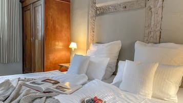 6 bedrooms, travel crib, WiFi (free), bed sheets