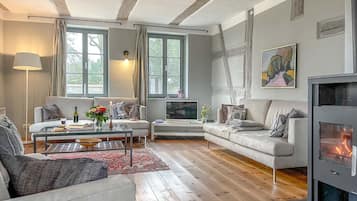 Fernseher, Kamin, DVD-Player