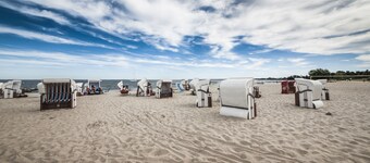 traumHaff Histórico patio con cuento de hadas de los barqueros en la laguna, chimenea y jardín