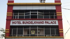Un hotel llamado HOTEL BUNDELKHAND PALACE con un letrero llamativo.